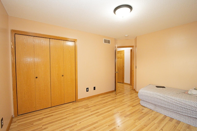 147 Waynesborough Way, Mankato, MN 56001 - bedroom with light wood-style flooring, a closet, and baseboards