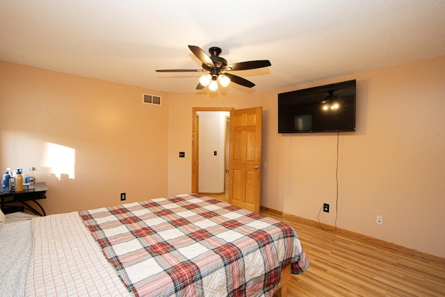 147 Waynesborough Way, Mankato, MN 56001 - bedroom featuring light wood-style flooring and a ceiling fan