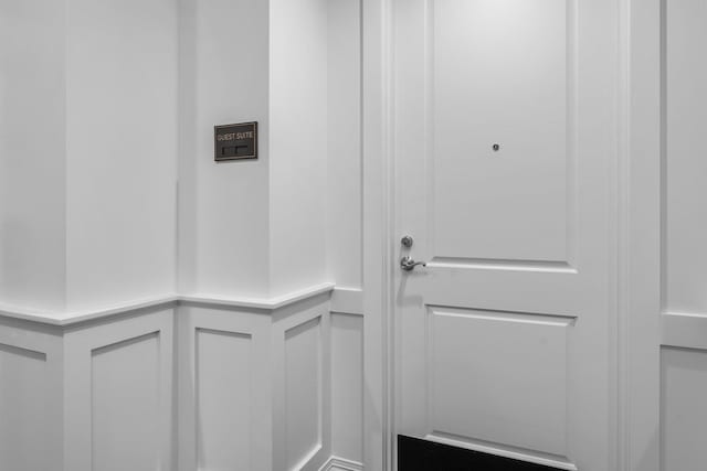 1320 Riverside Ln Unit 112, Mendota Heights, MN 55118 - detailed view of a decorative wall and a wainscoted wall