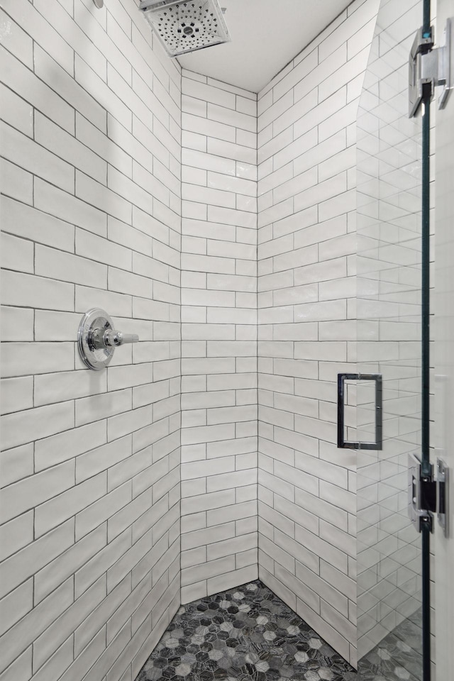 bathroom featuring a tile shower