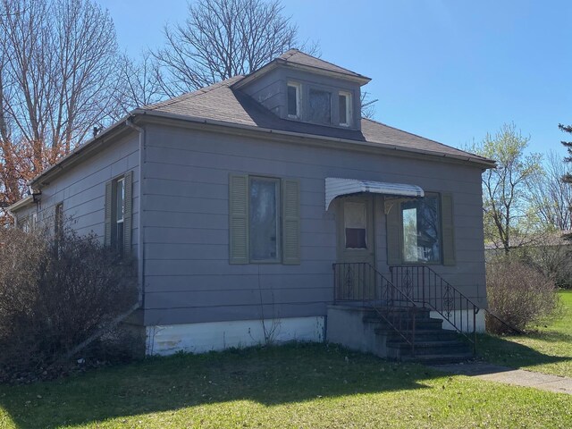402 Main St, Mahnomen, MN 56557 - bungalow featuring a front lawn