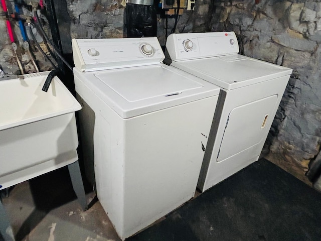 852 4th St E, Saint Paul, MN 55106 - clothes washing area featuring washer and dryer