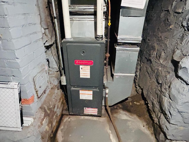 852 4th St E, Saint Paul, MN 55106 - utility room featuring heating unit