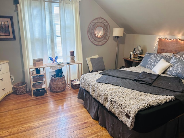 852 4th St E, Saint Paul, MN 55106 - bedroom with light wood-type flooring and vaulted ceiling