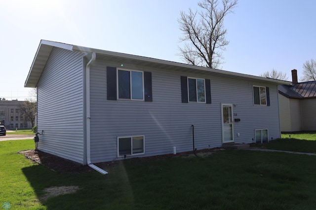 back of house featuring a lawn