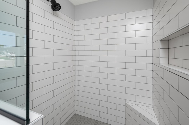 full bathroom featuring tiled shower