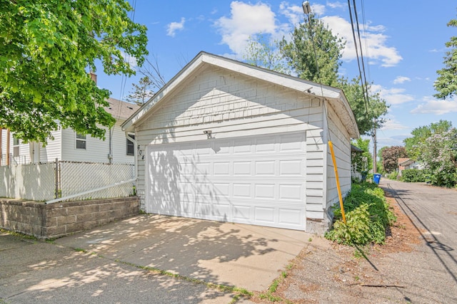 604 Asbury St, Saint Paul, MN 55104 - garage with fence