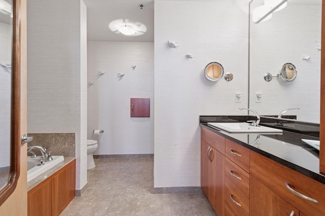 215 10th Ave S Unit 812, Minneapolis, MN 55415 - bathroom featuring toilet, a garden tub, and vanity