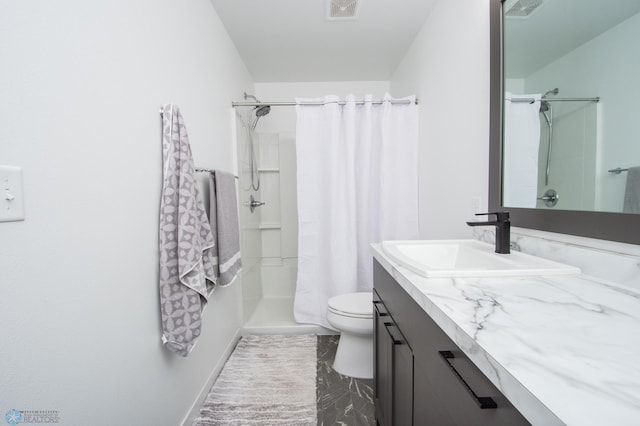 bathroom with toilet, a shower with curtain, and vanity