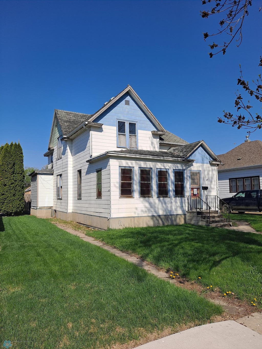 view of front facade featuring a front lawn