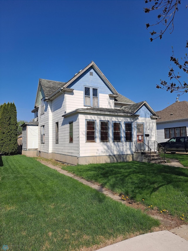 view of front facade featuring a front lawn