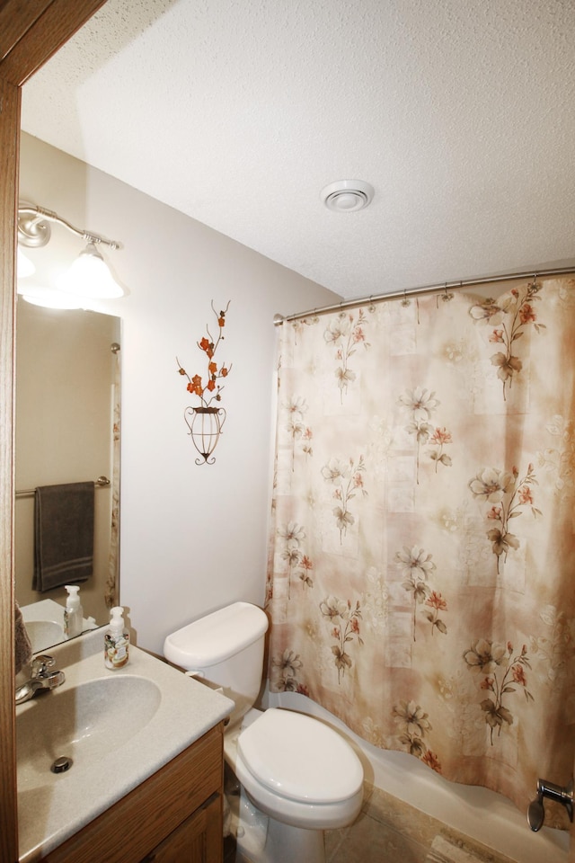 4129 6th St S, Saint Cloud, MN 56301 - full bathroom featuring vanity, toilet, and a shower with shower curtain