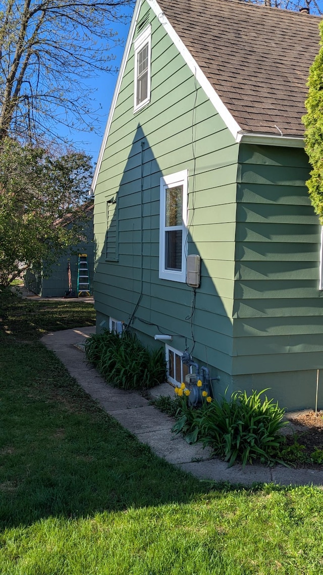 1211 10th Ave SW, Austin, MN 55912 - view of property exterior featuring a shingled roof and a yard