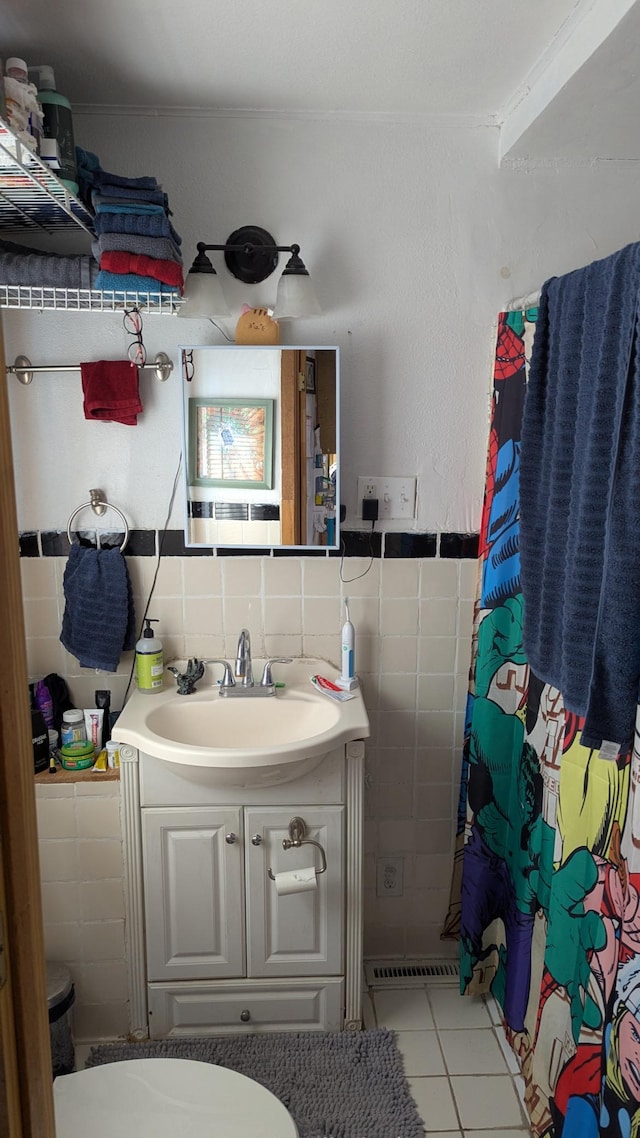 1211 10th Ave SW, Austin, MN 55912 - full bathroom featuring vanity, tile patterned floors, tile walls, and a shower with shower curtain