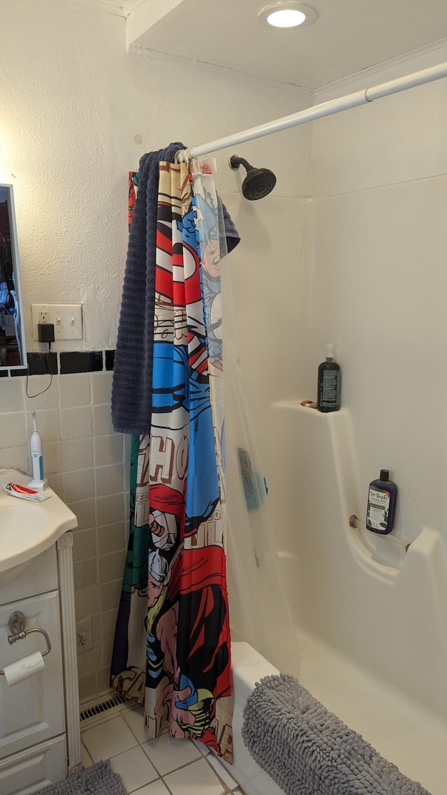 1211 10th Ave SW, Austin, MN 55912 - bathroom with tile patterned flooring, vanity, and shower / bathtub combination with curtain
