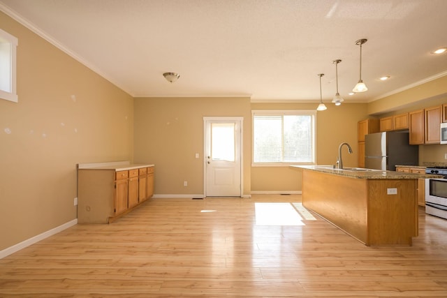 kitchen with stainless steel appliances, crown molding, light wood-style floors, baseboards, and an island with sink