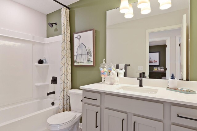 full bath featuring toilet, vanity, and shower / bath combo