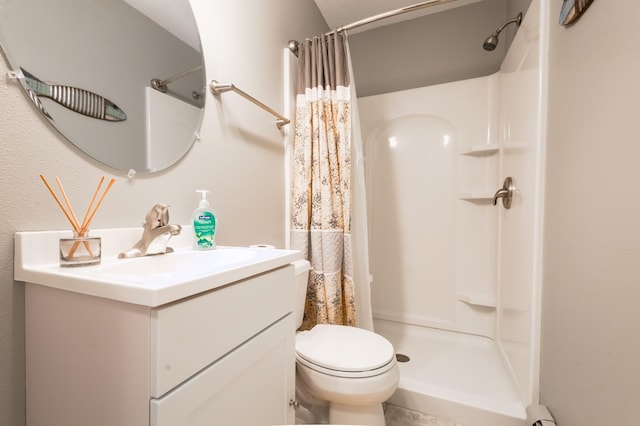 2520 Le Homme Dieu Hts NE Unit 2, Alexandria Twp, MN 56308 - full bathroom featuring curtained shower, toilet, and vanity