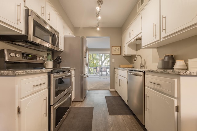 2520 Le Homme Dieu Hts NE Unit 2, Alexandria Twp, MN 56308 - kitchen featuring appliances with stainless steel finishes, dark wood-style flooring, white cabinets, baseboards, and a sink