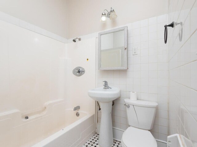 2100 Dupont Ave N, Minneapolis, MN 55411 - full bathroom featuring shower / bath combination, toilet, tile walls, and a sink