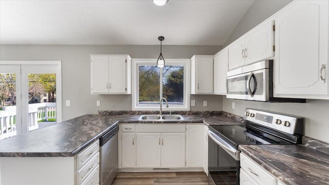 2070 Prospect Dr NE, Saint Cloud, MN 56304 - kitchen featuring stainless steel appliances, a sink, dark countertops, a peninsula, and a textured ceiling