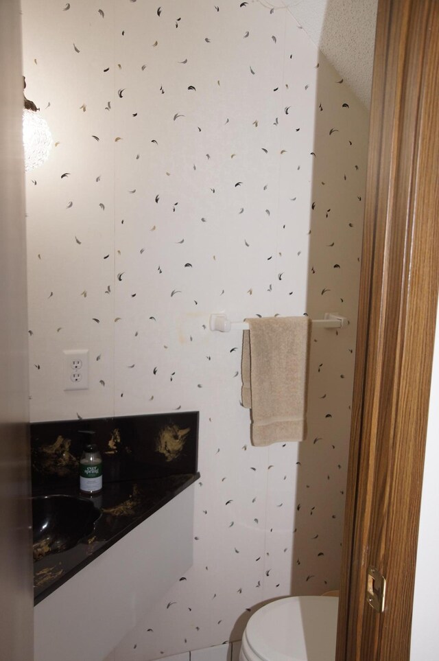 2140 Tamarin Trl, Golden Valley, MN 55427 - bathroom with toilet