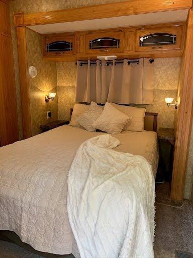 bedroom with carpet flooring