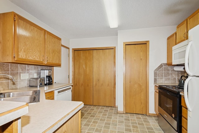 13210 Meadowood Trl NW Unit 63Nw, Coon Rapids, MN 55448 - kitchen featuring white appliances, a sink, light countertops, a textured ceiling, and decorative backsplash