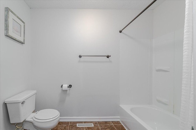 13721 Inglewood Ave, Savage, MN 55378 - full bath with toilet, shower / bath combination with curtain, baseboards, and a textured ceiling