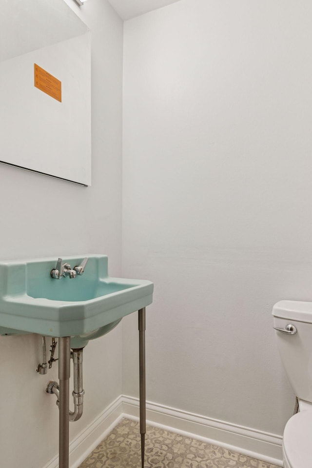 518 32nd St, Minneapolis, MN 55408 - half bath with baseboards and toilet