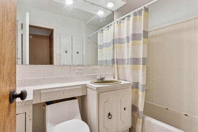 518 32nd St, Minneapolis, MN 55408 - full bath featuring decorative backsplash, vanity, and shower / tub combo with curtain