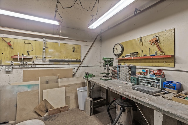 2465 Londin Ln E Unit 212, Maplewood, MN 55119 - below grade area featuring a workshop area