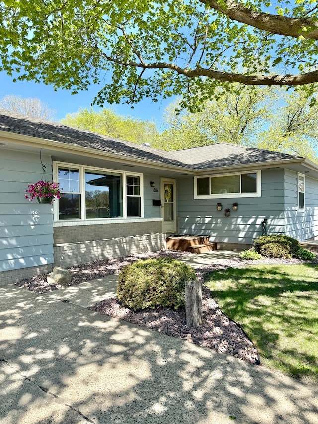 ranch-style home featuring brick siding