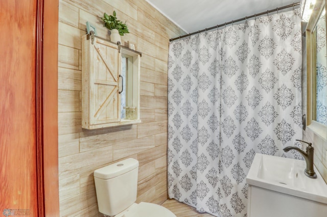 101 5th St NE, Barnesville, MN 56514 - full bath featuring tile walls, toilet, vanity, and a shower with shower curtain