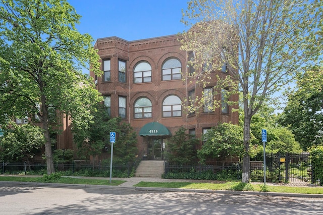 1811 Elliot Ave Unit 2, Minneapolis, MN 55404 - view of property with a fenced front yard
