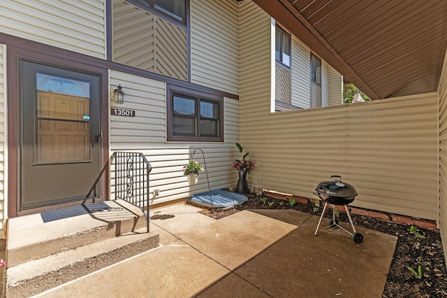 13501 Heather Hills Dr, Burnsville, MN 55337 - entrance to property with a patio