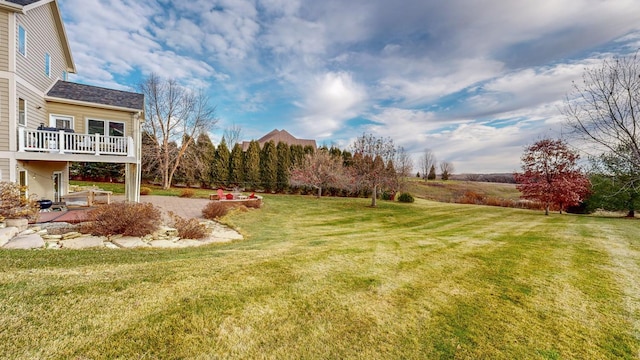view of grassy yard featuring a patio