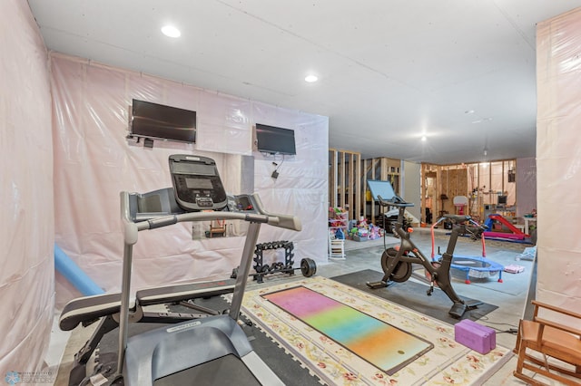 exercise room featuring recessed lighting
