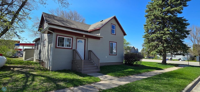 304 1st Ave E, Halstad, MN 56548 - traditional home featuring a front lawn and entry steps