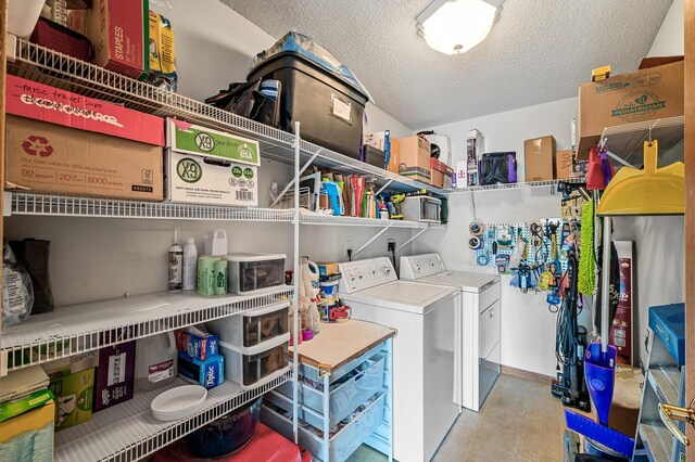 2231 Penn Pl Unit 114, North Saint Paul, MN 55109 - washroom with washing machine and dryer and a textured ceiling
