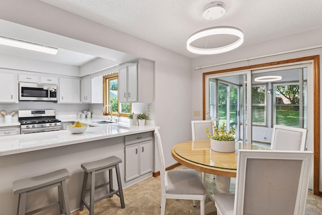 7010 Tartan Curv, Eden Prairie, MN 55346 - dining area featuring a textured ceiling