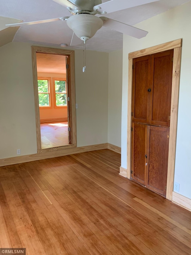 unfurnished room featuring light wood-style flooring, ceiling fan, and baseboards