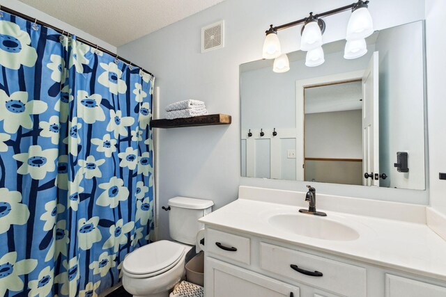 full bath with toilet, vanity, a shower with curtain, and a textured ceiling
