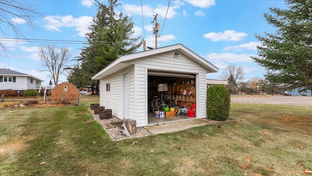 view of detached garage