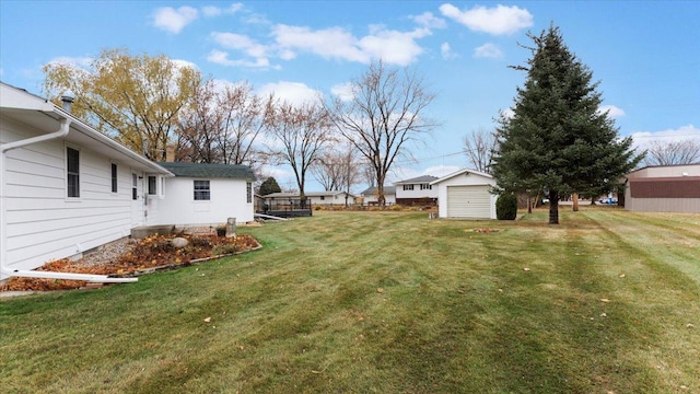 view of grassy yard featuring an outdoor structure