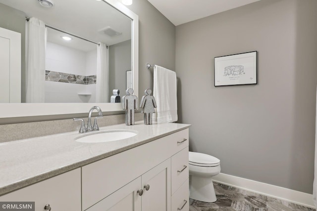 4104 Osprey Ct, Prior Lake, MN 55372 - full bath featuring toilet, vanity, baseboards, and curtained shower