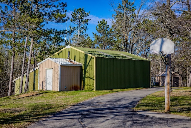 view of outdoor structure with an outdoor structure