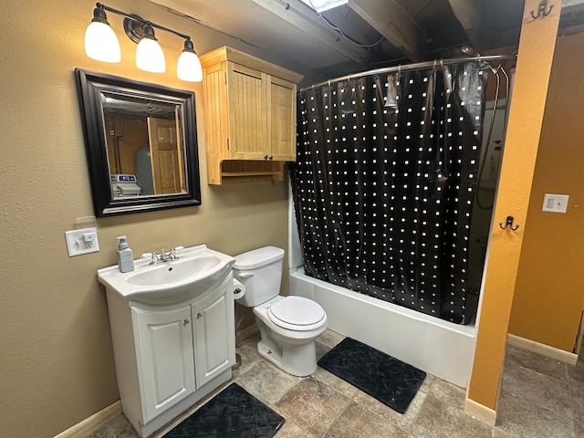 bathroom featuring toilet, vanity, baseboards, and shower / bath combo with shower curtain