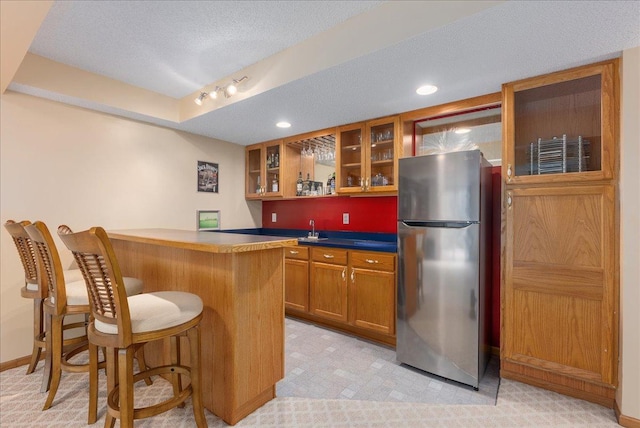9230 Cheney Trl, Inver Grove Heights, MN 55076 - indoor wet bar featuring freestanding refrigerator, a textured ceiling, baseboards, and recessed lighting