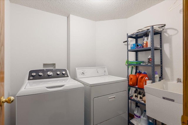 9230 Cheney Trl, Inver Grove Heights, MN 55076 - clothes washing area featuring washing machine and dryer and a textured ceiling